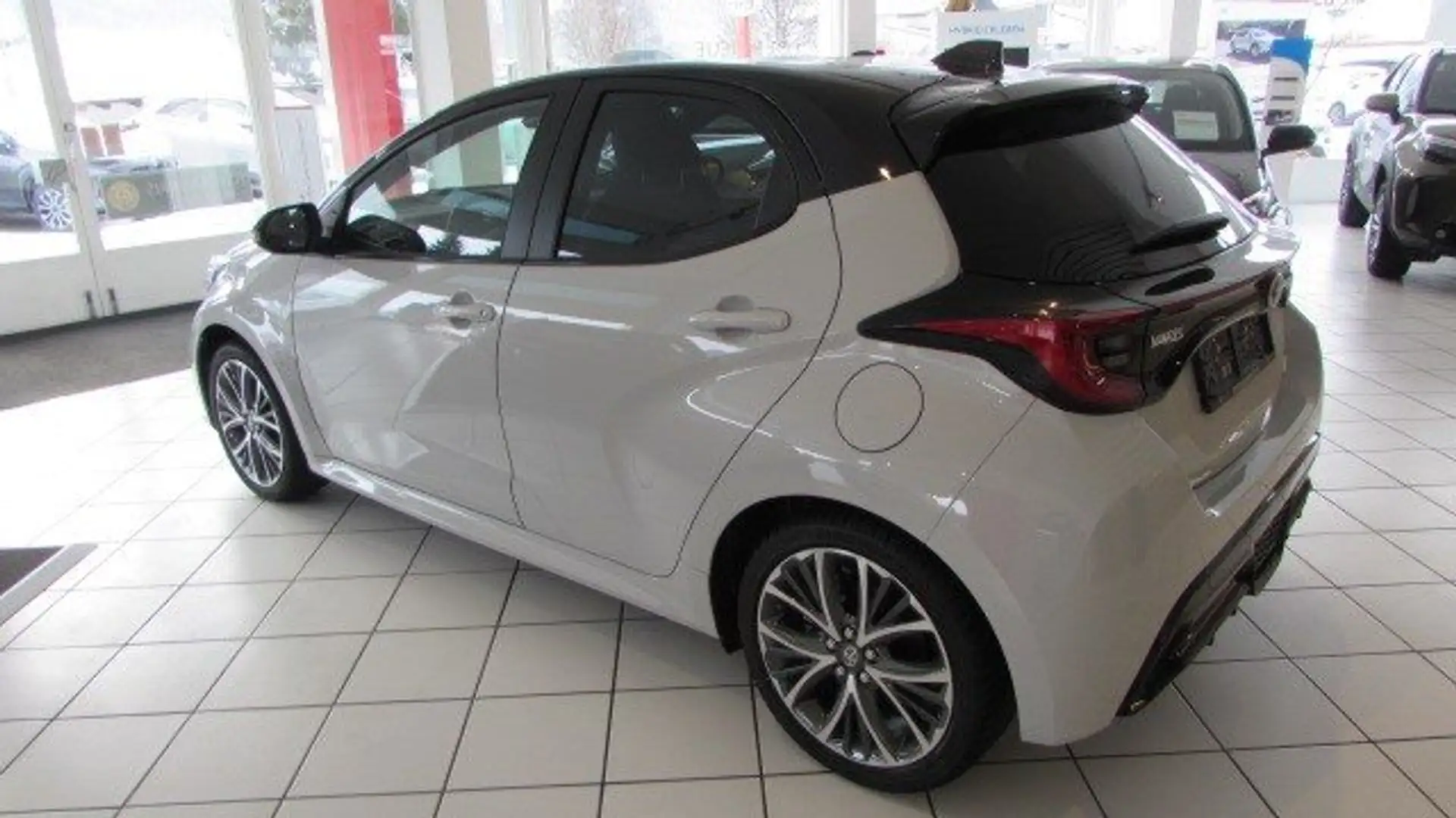 Toyota Yaris 1,5 VVT-i Hybrid GR Sport Grau - 2