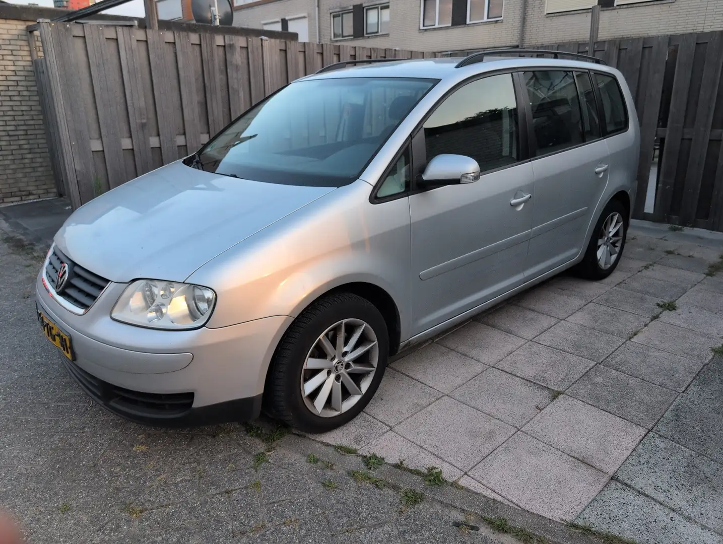 Volkswagen Touran 1.6-16V FSI Business Grijs - 1