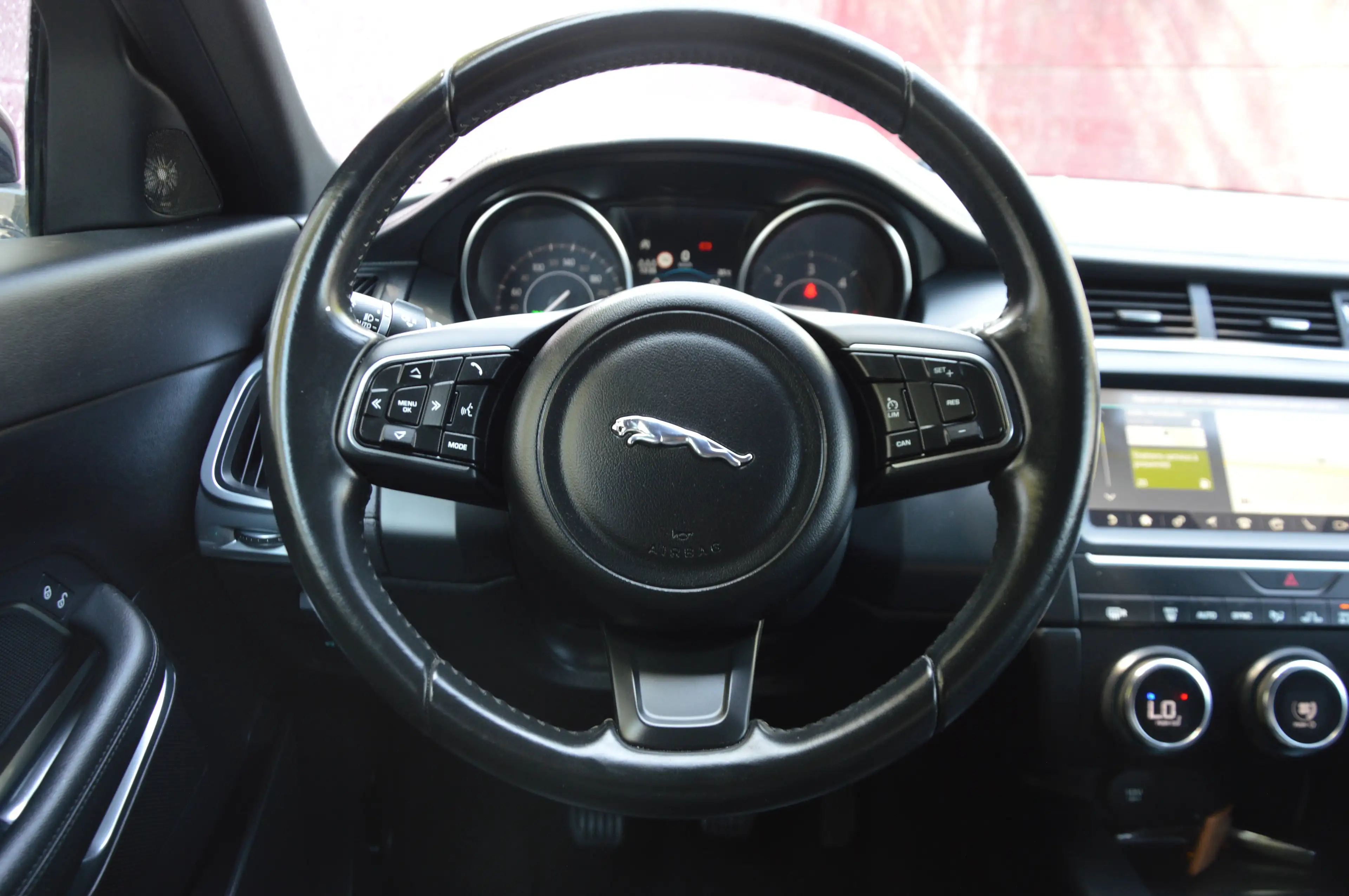 Jaguar E-Pace 2.0D AWD R-Dynamic NAV CAM CLIM CRUIS 63.761KM — photo 15