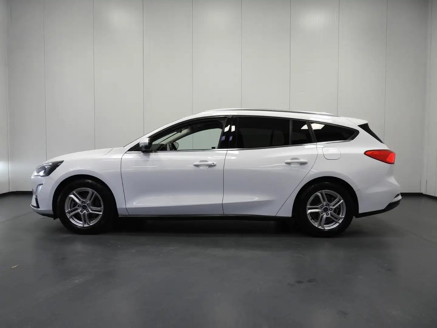 Ford Focus Wagon 1.0 EcoBoost Trend Business NAVI/TREKH/LED/P Wit - 2