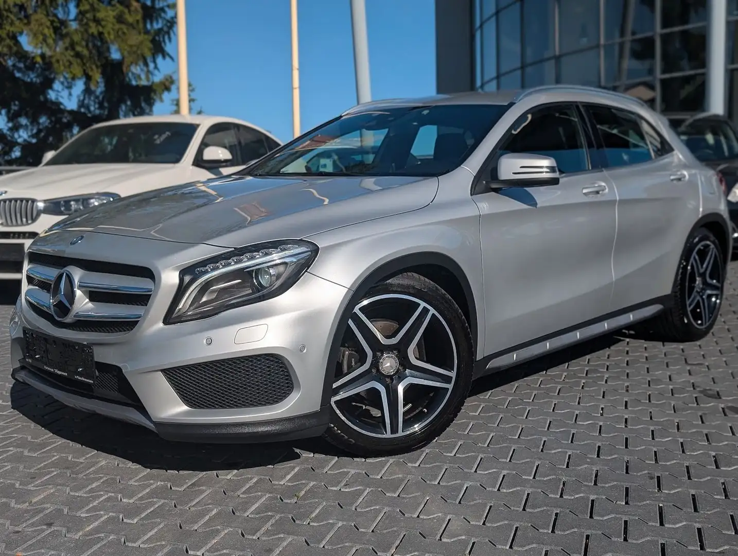 Mercedes-Benz GLA 200 d AMG - Line Navi. Klima. RFK. BT. Xenon. Argintiu - 2