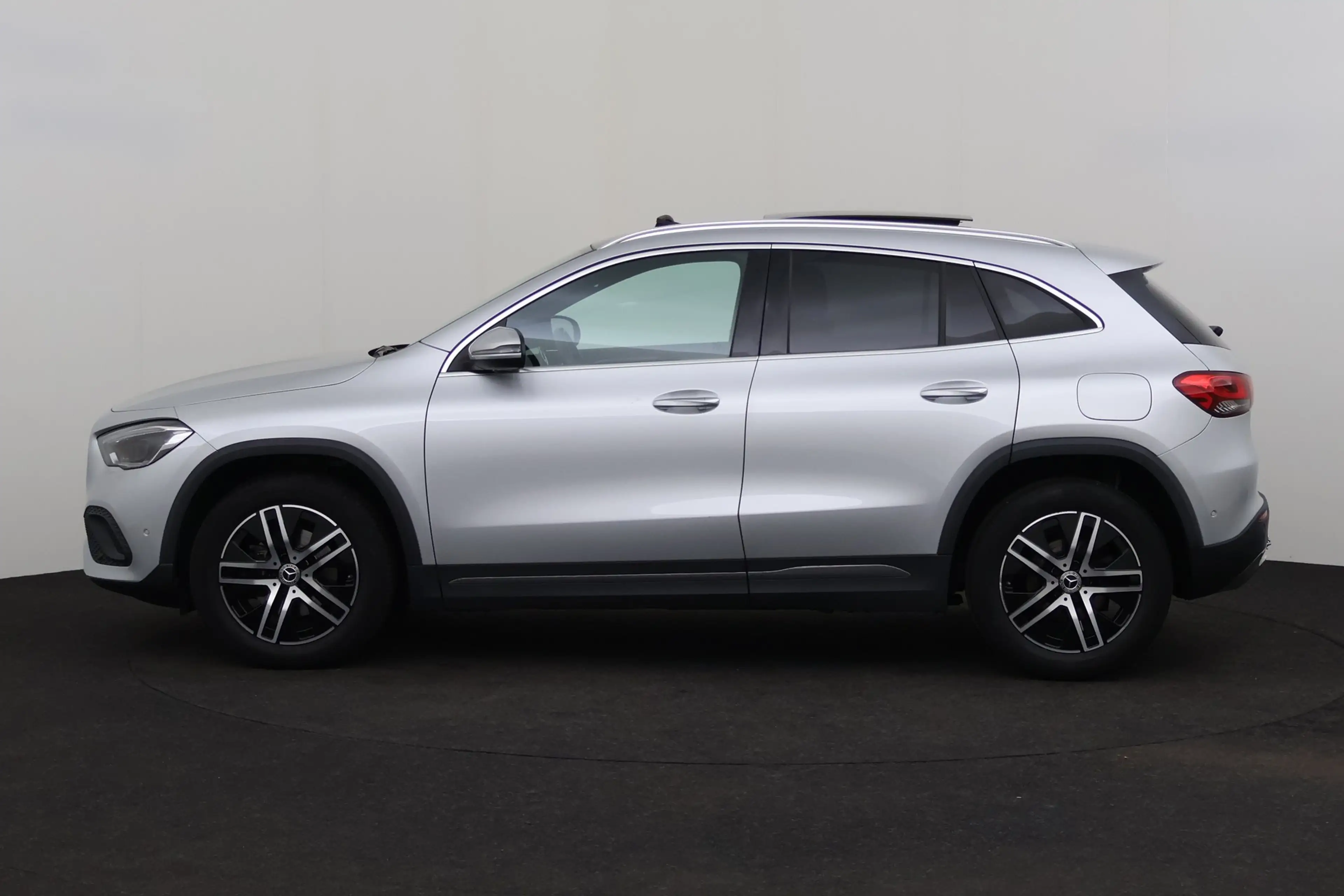 Mercedes-Benz GLA 180 BUSINESS SOLUTION dA 8G-DCT + GPS + LEDER + CAMERA — photo 2