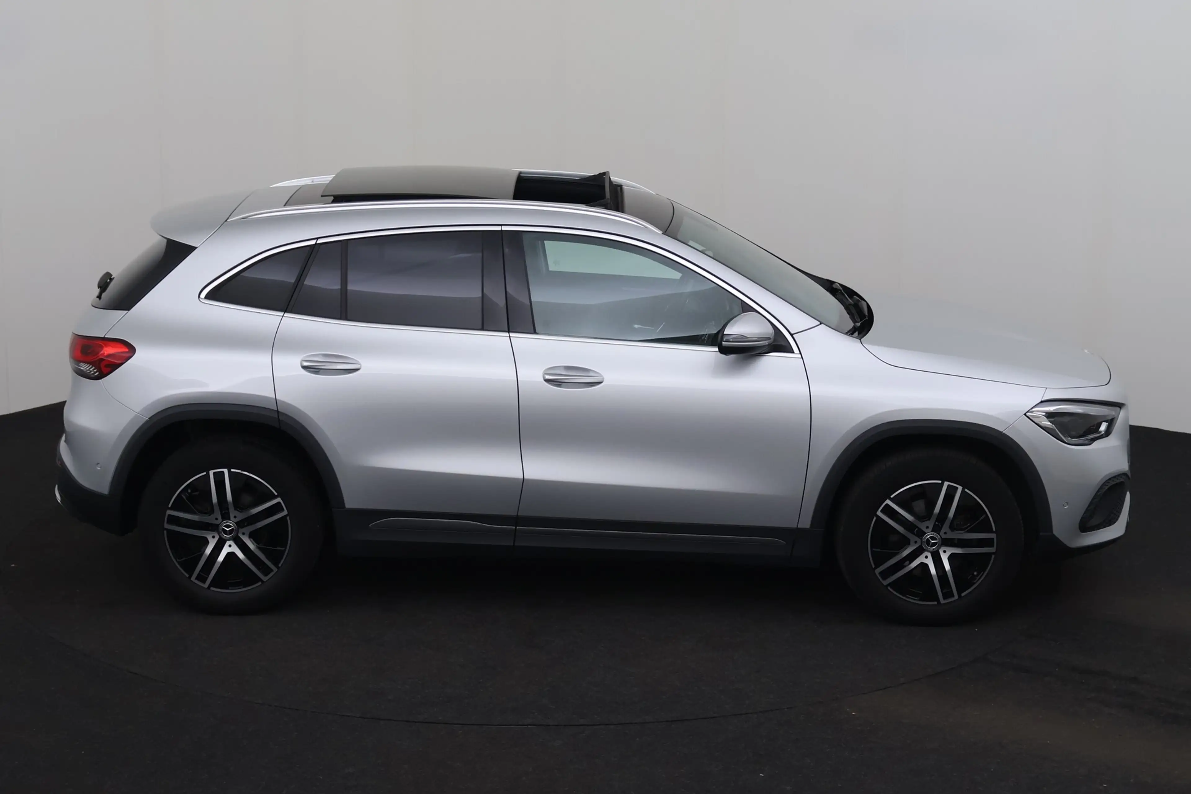 Mercedes-Benz GLA 180 BUSINESS SOLUTION dA 8G-DCT + GPS + LEDER + CAMERA — photo 5
