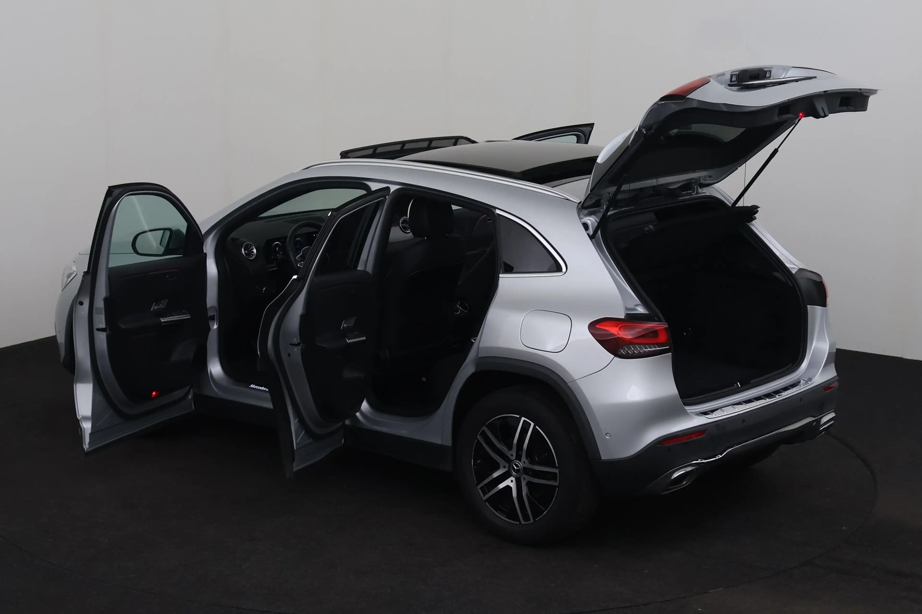 Mercedes-Benz GLA 180 BUSINESS SOLUTION dA 8G-DCT + GPS + LEDER + CAMERA — photo 8