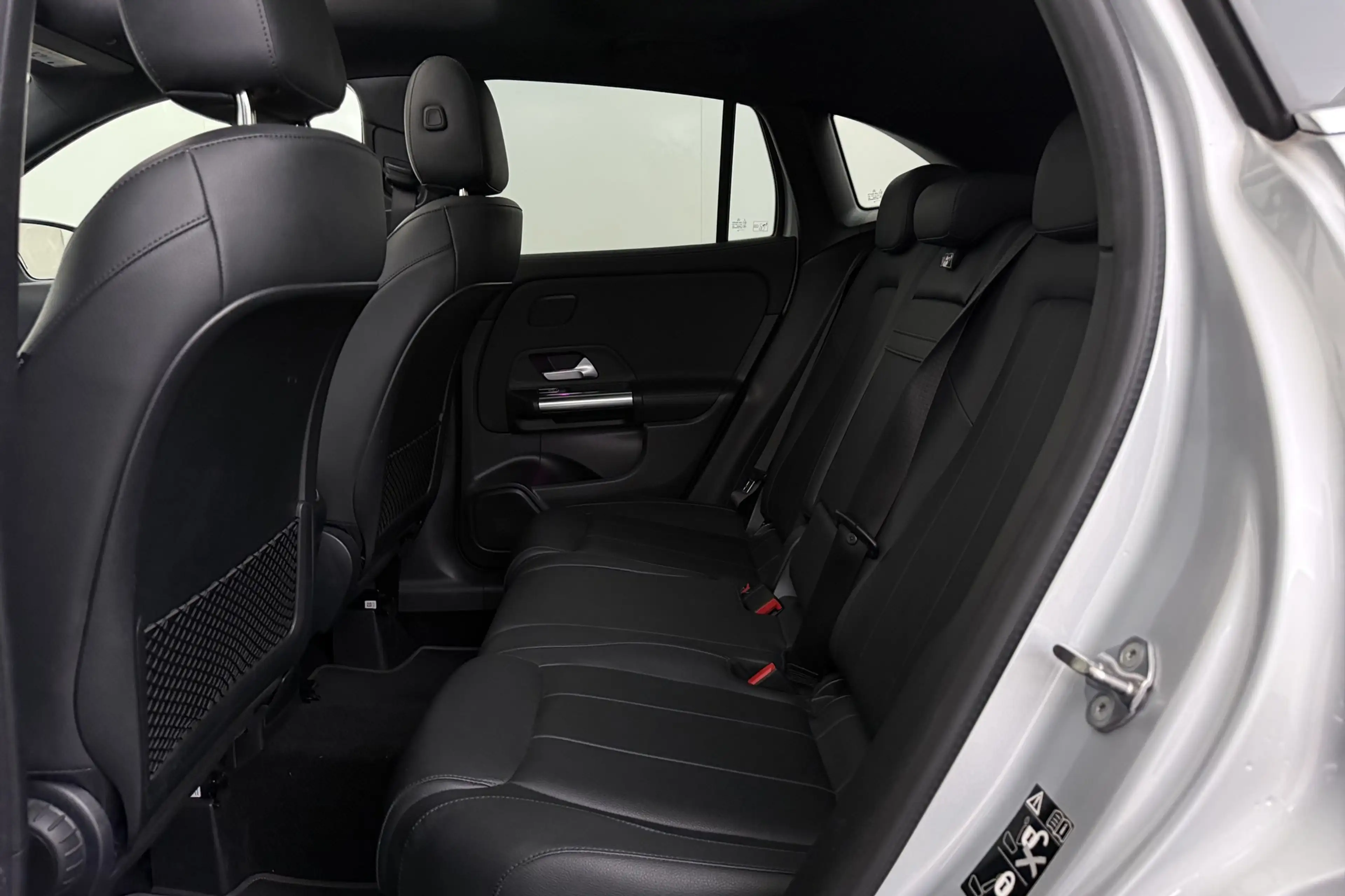 Mercedes-Benz GLA 180 BUSINESS SOLUTION dA 8G-DCT + GPS + LEDER + CAMERA — photo 13