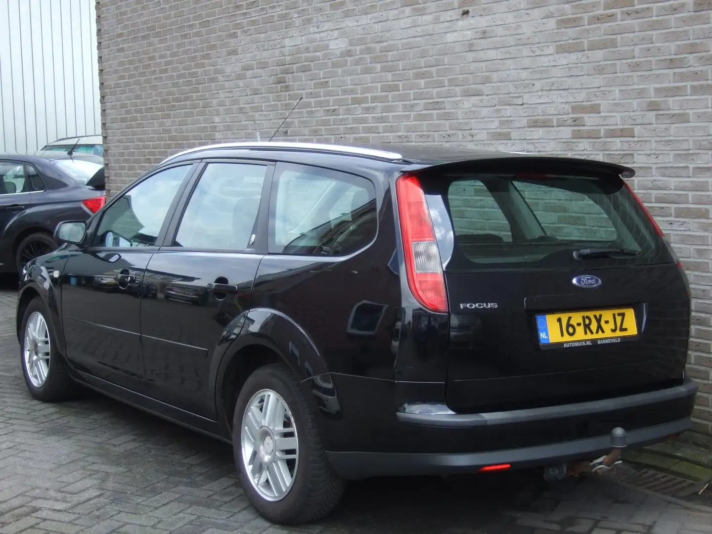 Ford Focus Wagon 1.6-16V Ghia - Climate & Cruise - Trekhaak - Zwart - 2