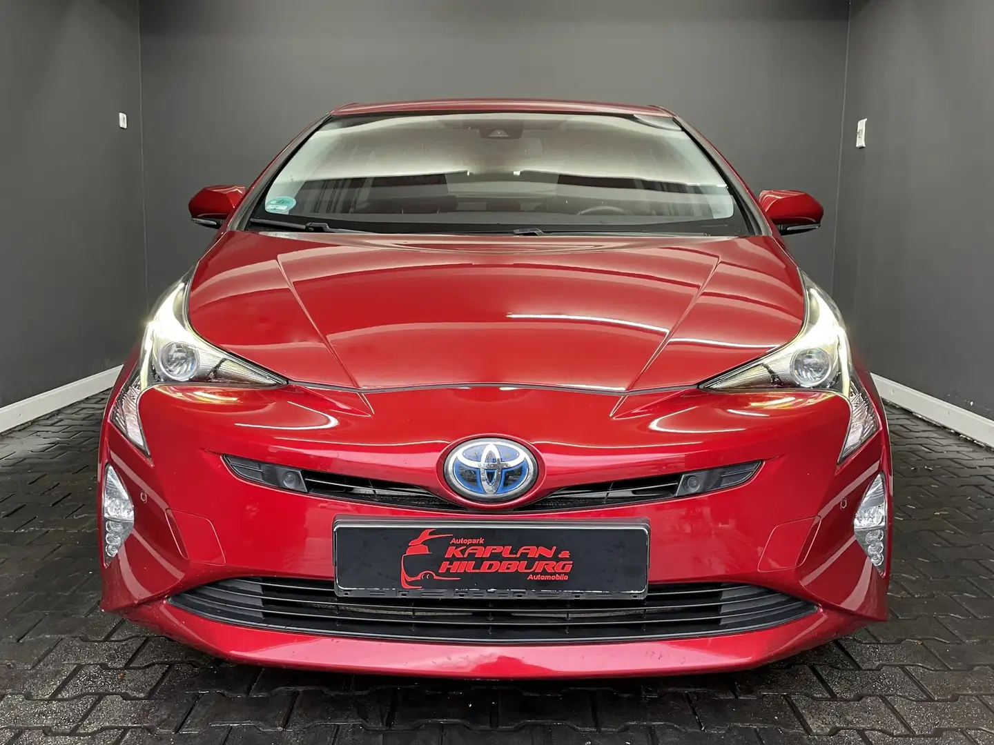 Toyota Prius 1,8 HYBRID, Executive, ACC ,HEAD UP, SPUR AS,R-KAM Red - 2