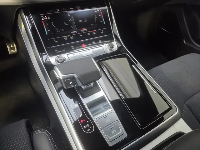 Audi Q8 view 11