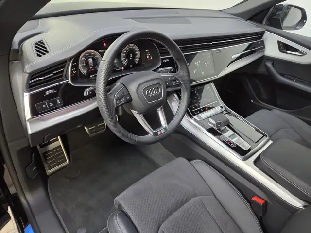 Audi Q8 view 8