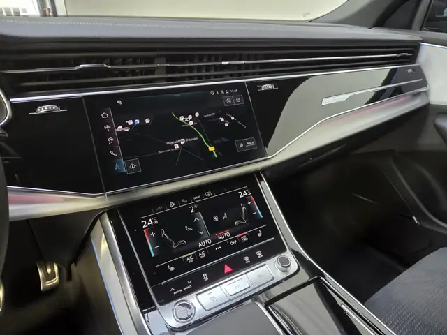 Audi Q8 view 10