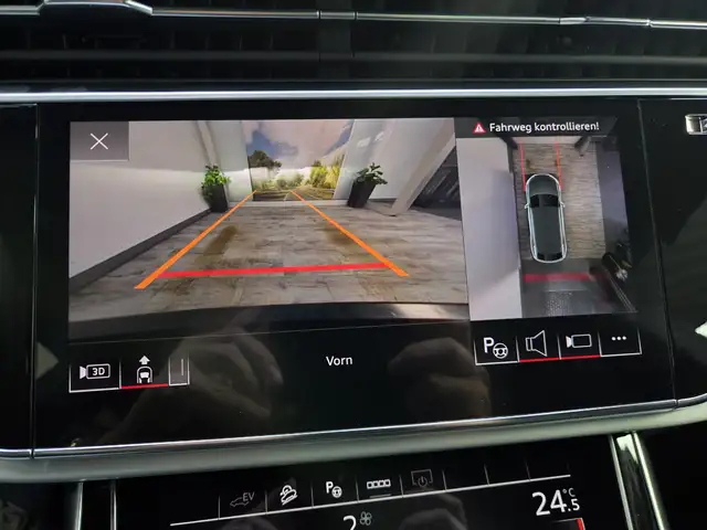 Audi Q8 view 12