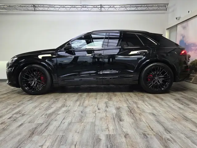 Audi Q8 view 3
