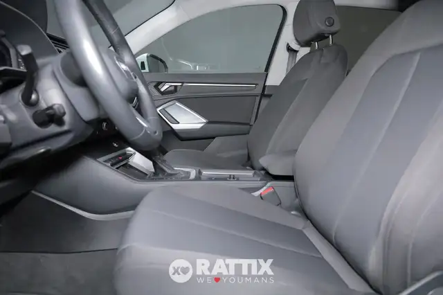 Audi Q3 view 8