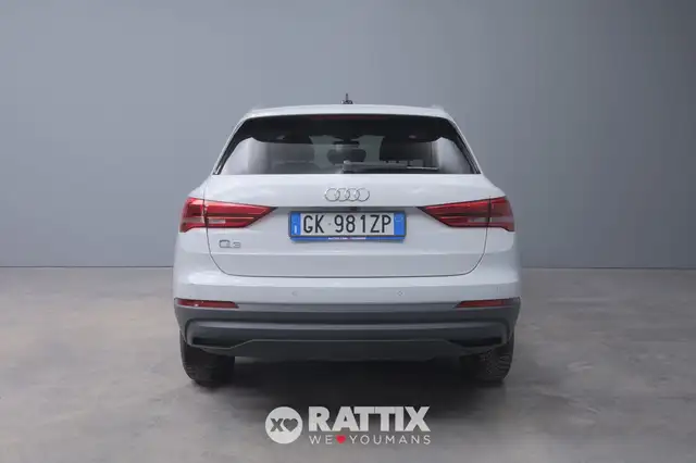 Audi Q3 view 6