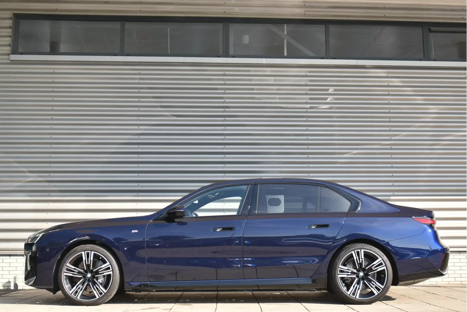 BMW i7 xDrive60 High Executive / M Sport / Climate Acoust Modrá - 2