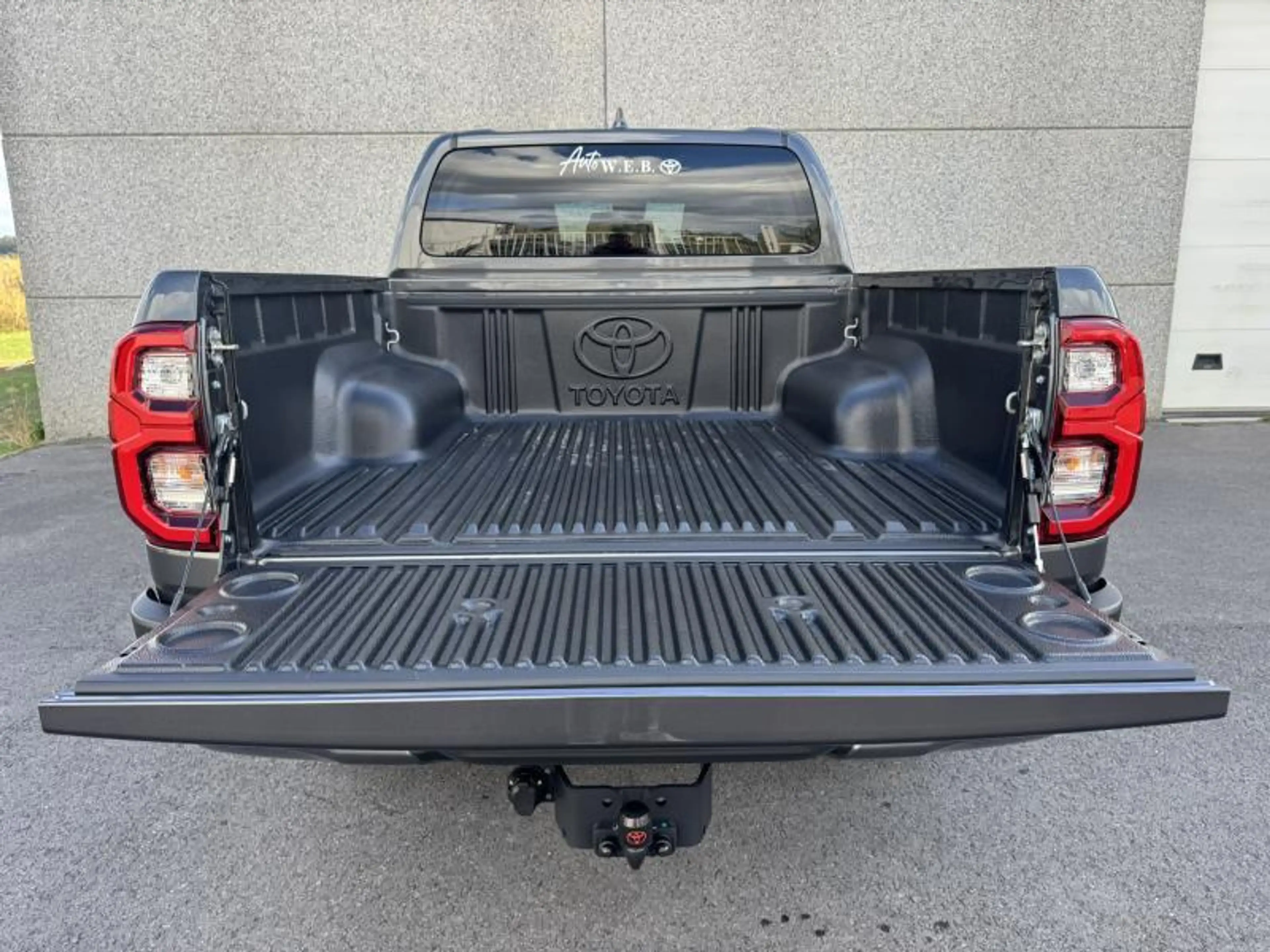 Toyota Hilux 2.8L Diesel MHEV 6AT Invincible NEUF ! — photo 7