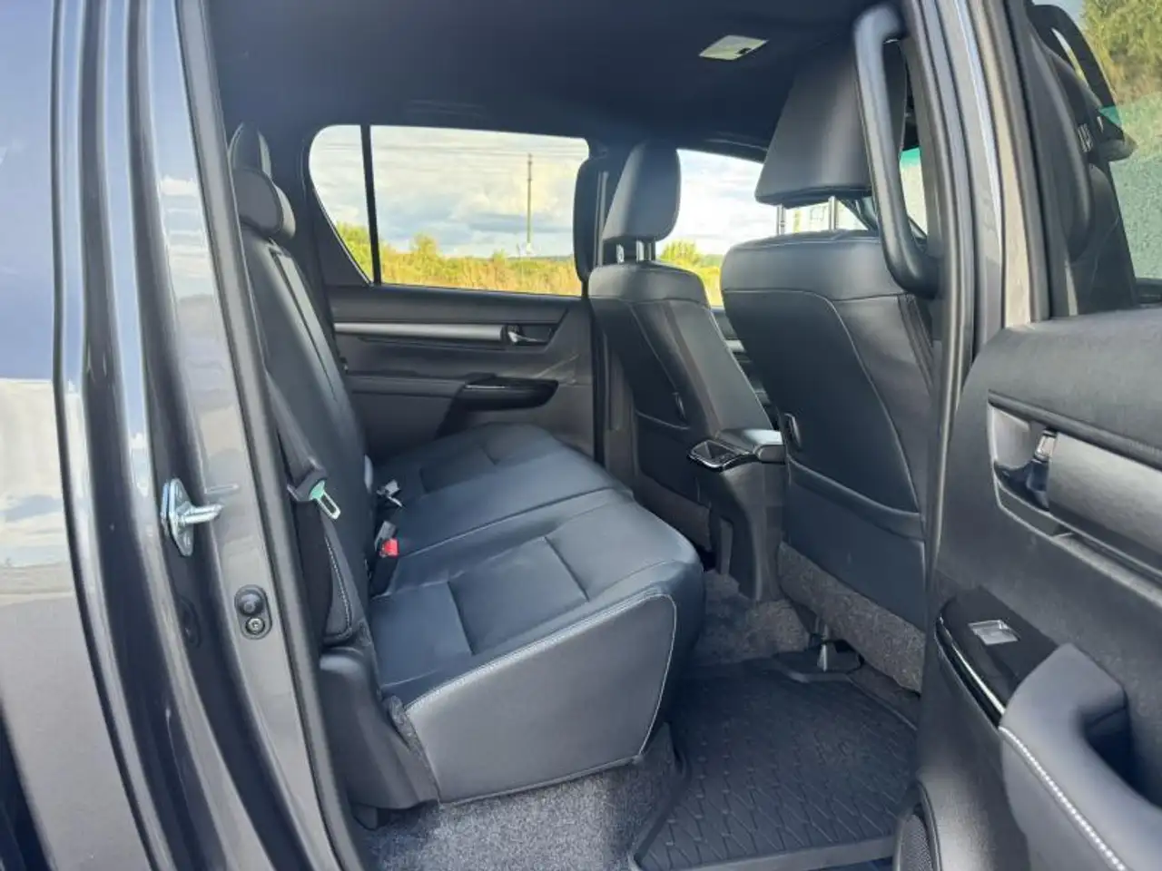 Toyota Hilux 2.8L Diesel MHEV 6AT Invincible NEUF !, миниатюра 11