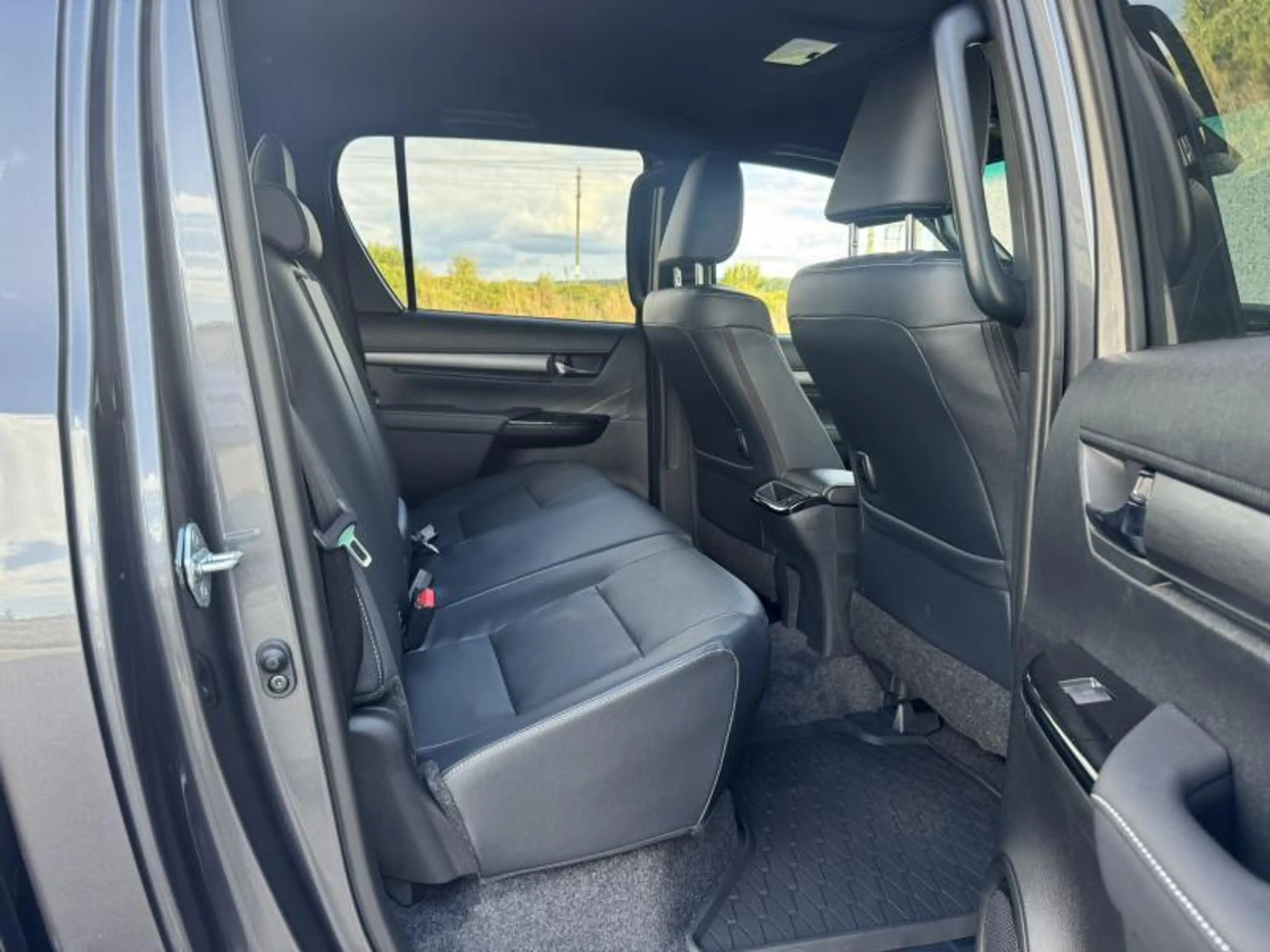 Toyota Hilux 2.8L Diesel MHEV 6AT Invincible NEUF ! — photo 11