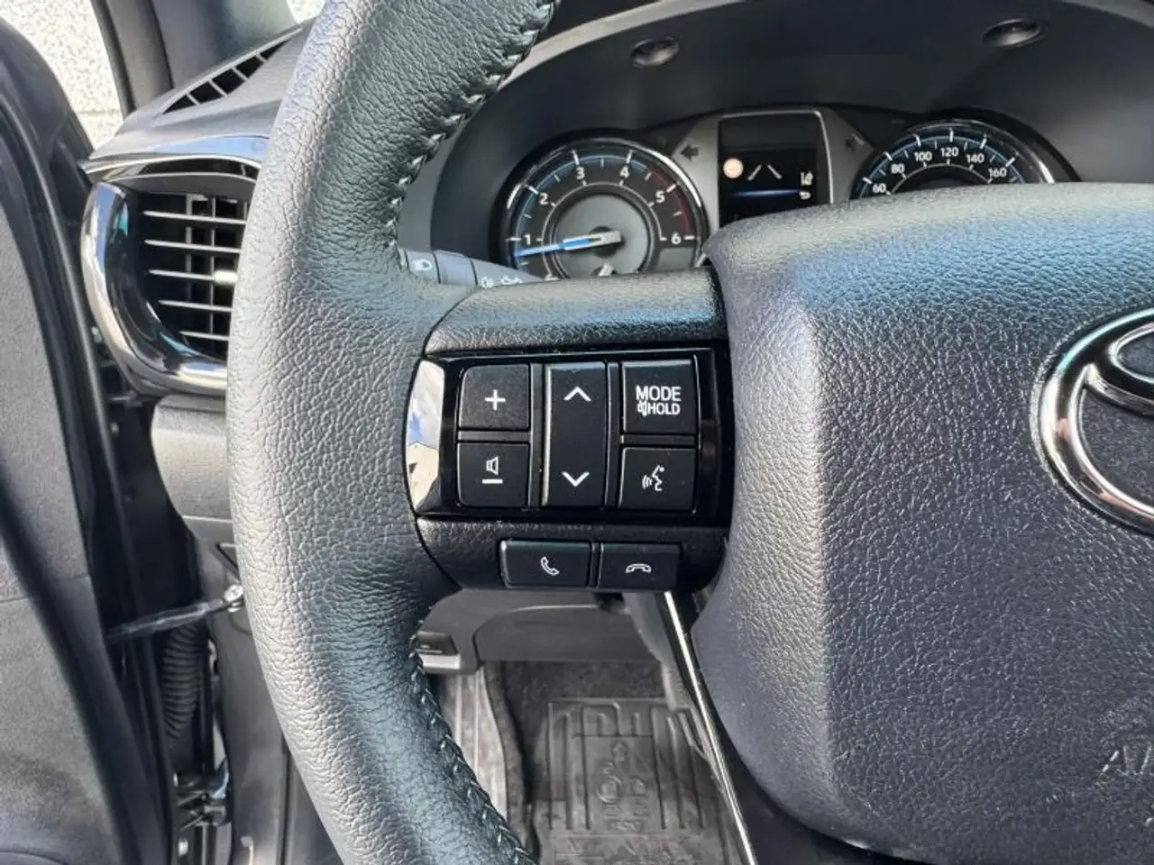 Toyota Hilux 2.8L Diesel MHEV 6AT Invincible NEUF !, миниатюра 18