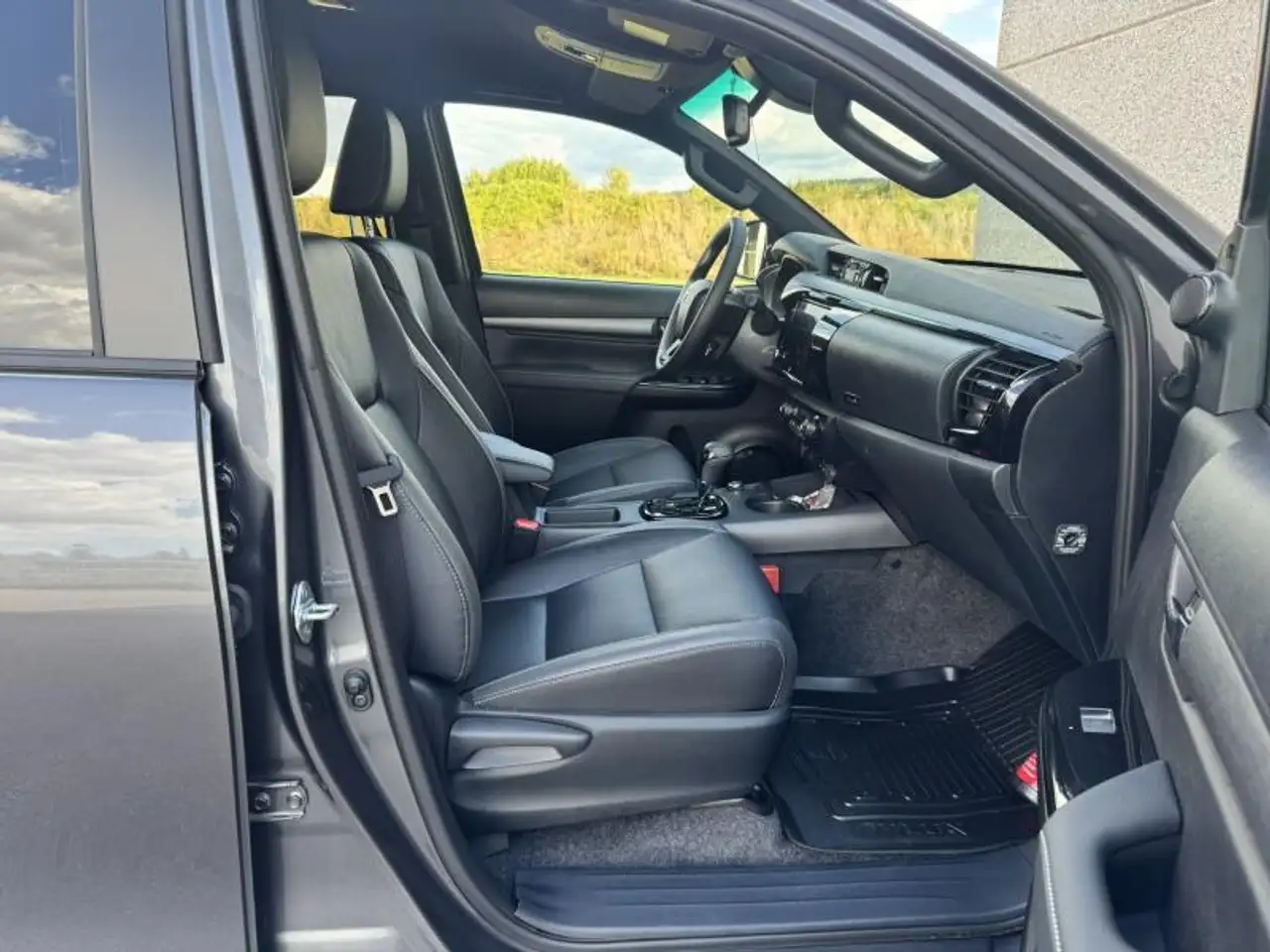 Toyota Hilux 2.8L Diesel MHEV 6AT Invincible NEUF !, миниатюра 10