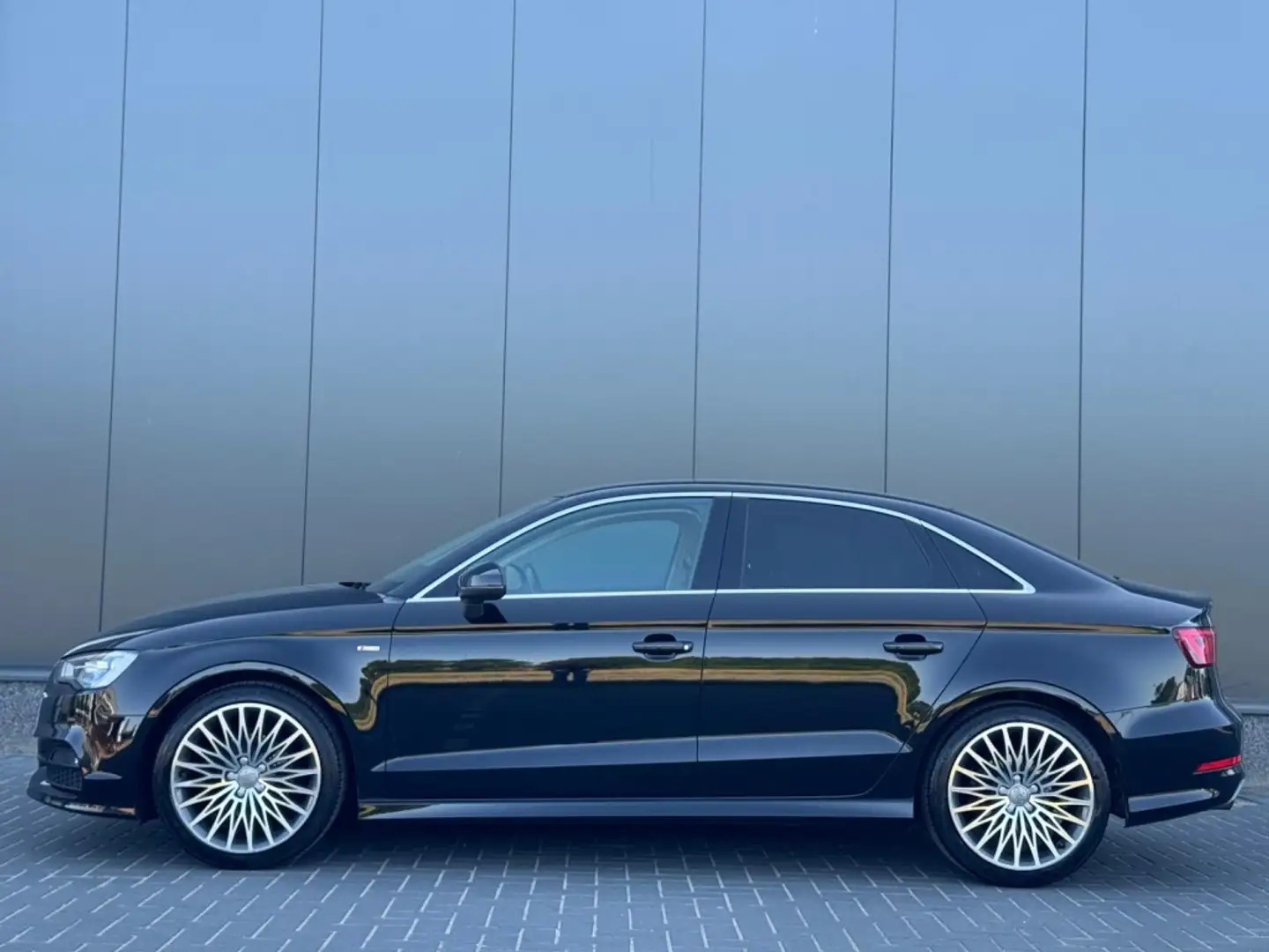 Audi A3 Limousine 1.4 TFSI Ambit. PL S NAVI CAMERA CR CONT Zwart - 2