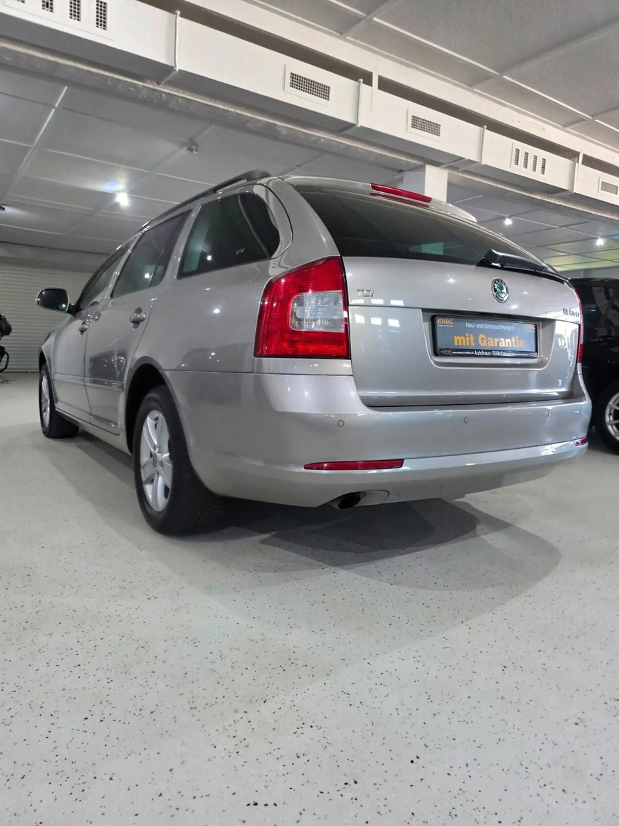 Skoda Octavia 1.6 TDI  Ambiente Combi. 1 Hand — photo 9