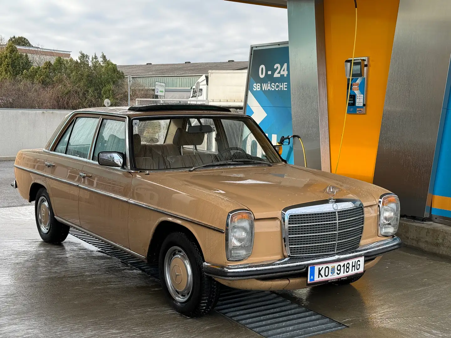 Mercedes-Benz 200 W115, Strich 8 Beige - 1