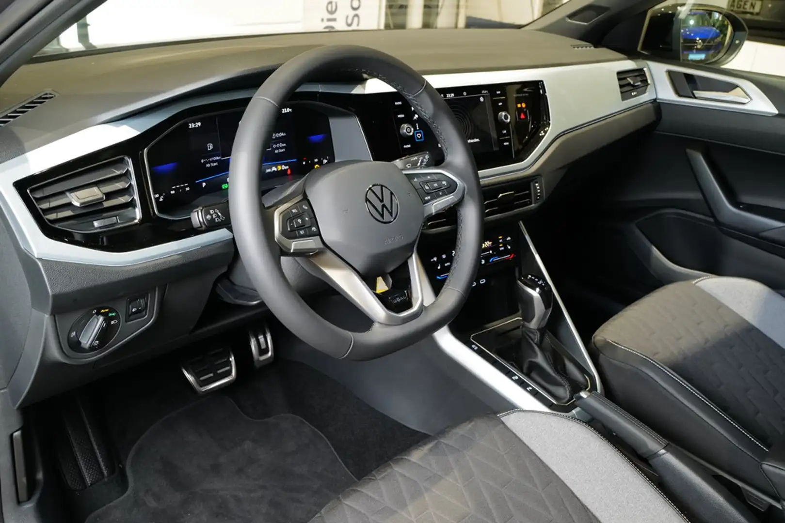 Volkswagen Taigo 1.0TSI DSG Goal RKam Navi Totwinkel ACC Led Grau - 2