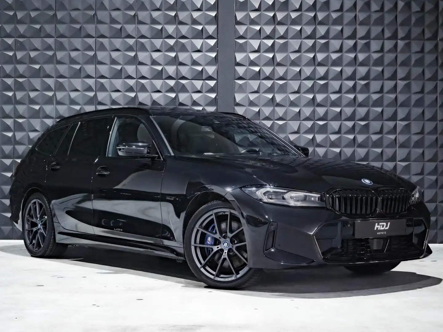 BMW 330 3-serie Touring 330e xDrive M Sport Pro | Pano | H Zwart - 1