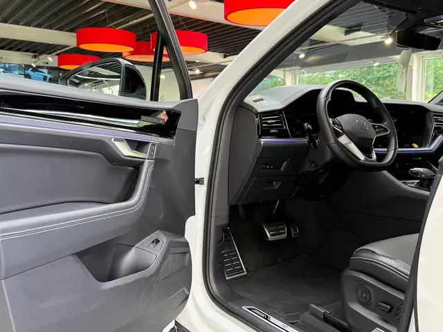 Volkswagen Touareg view 10