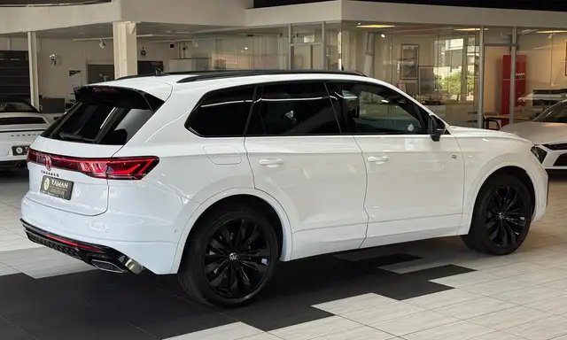 Volkswagen Touareg view 6