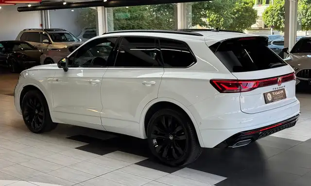 Volkswagen Touareg view 9