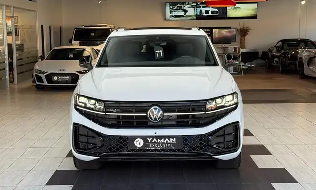 Volkswagen Touareg view 3