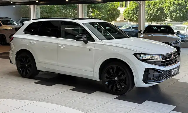 Volkswagen Touareg view 4