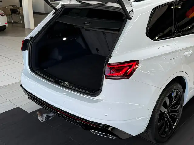 Volkswagen Touareg view 8