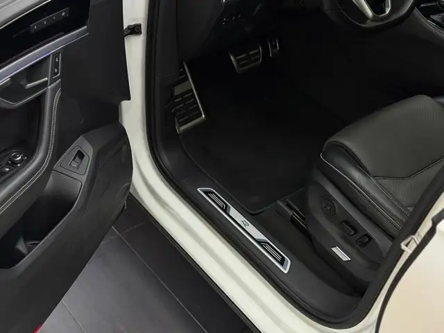 Volkswagen Touareg view 11
