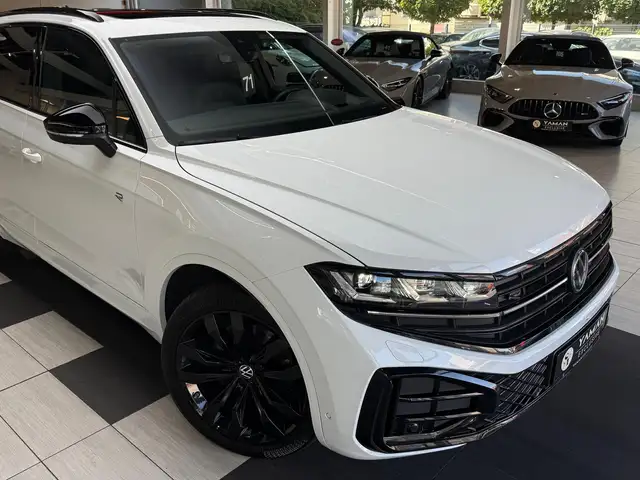 Volkswagen Touareg view 5