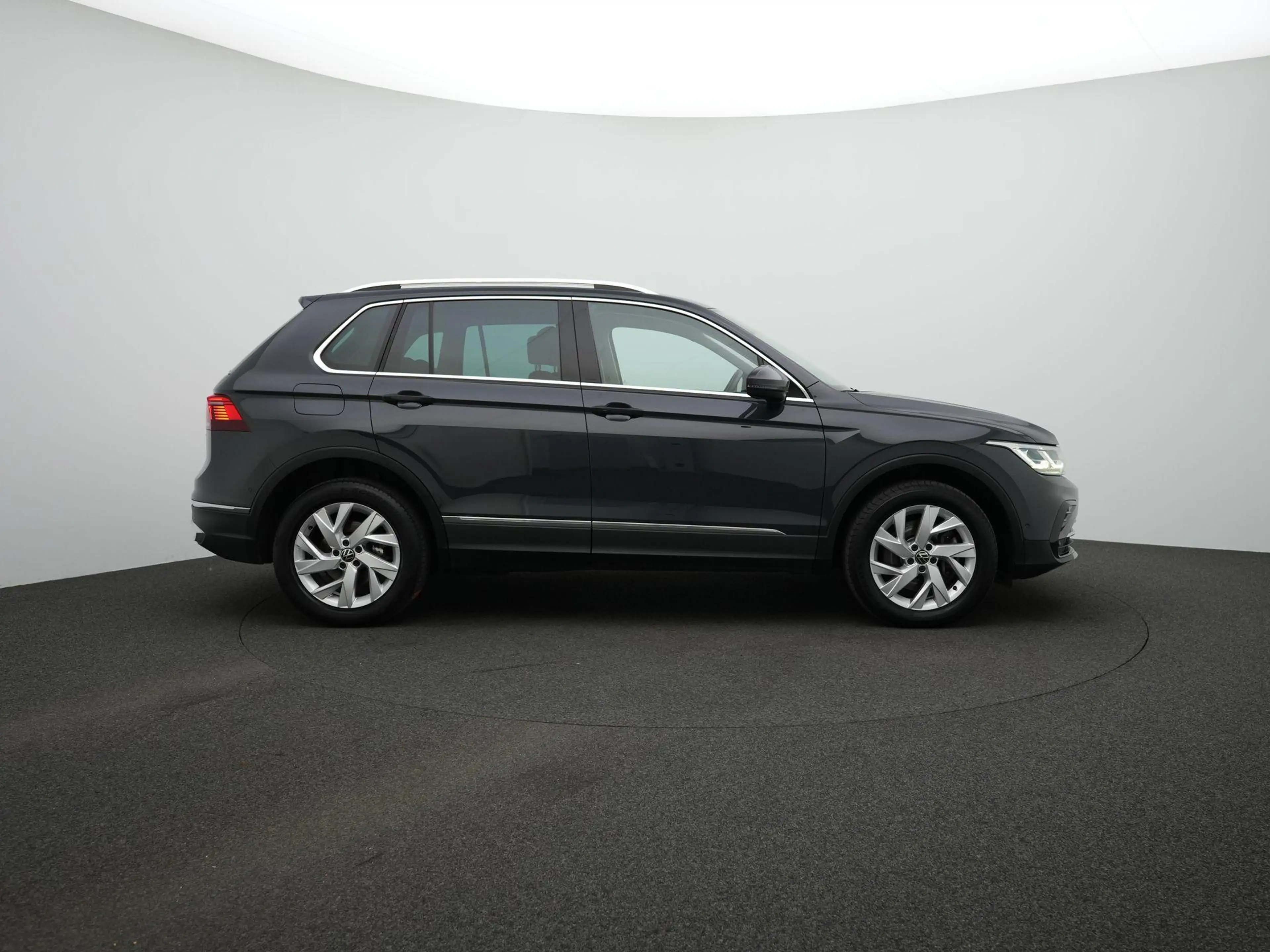 Volkswagen Tiguan 1.5 eHybrid 245pk Life Edition | Navigatie Discove — photo 4