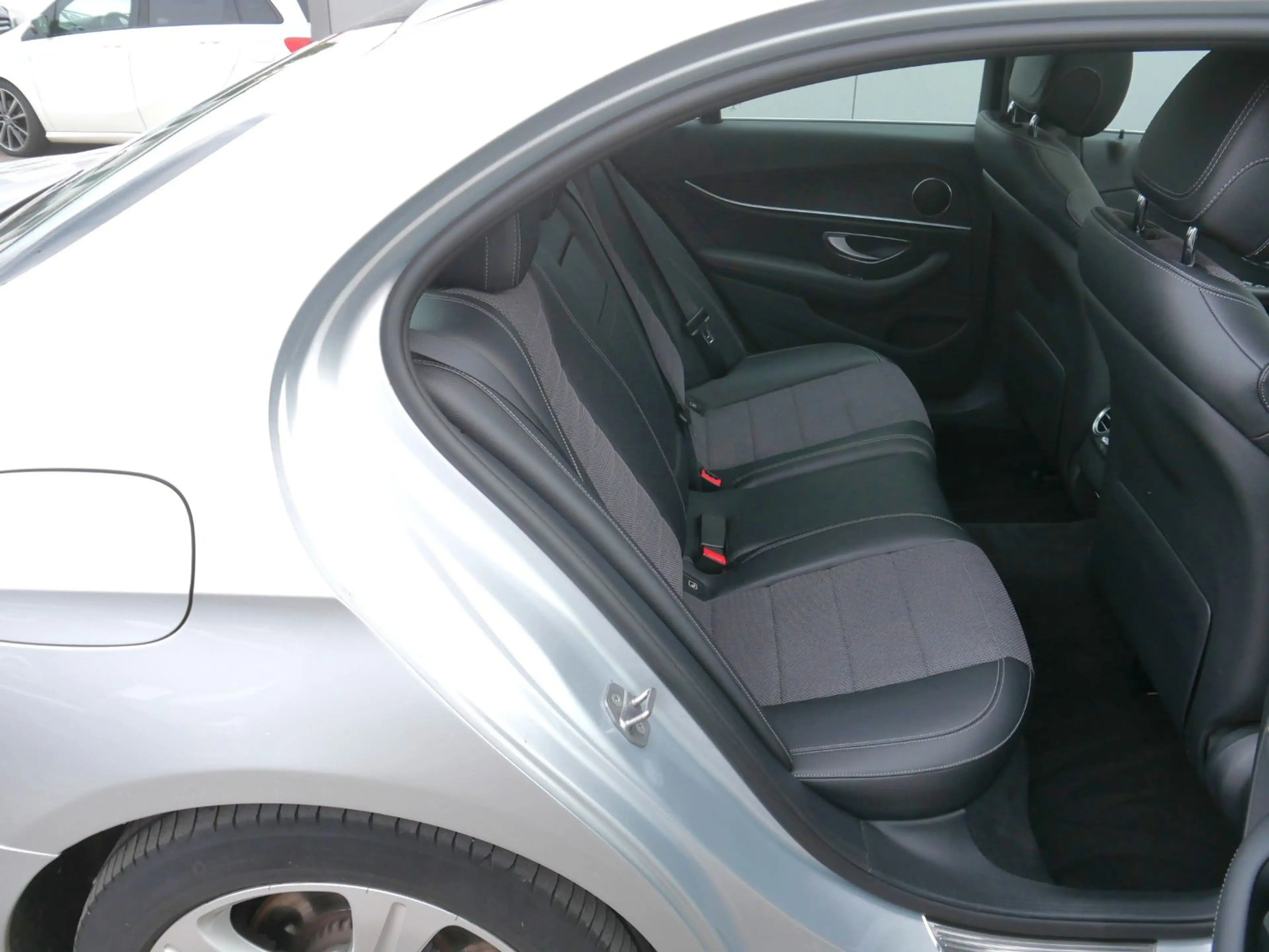Mercedes-Benz E 350 d Lim 4M Avantgarde DISTR/WIDESCREEN/S-DACH — photo 12