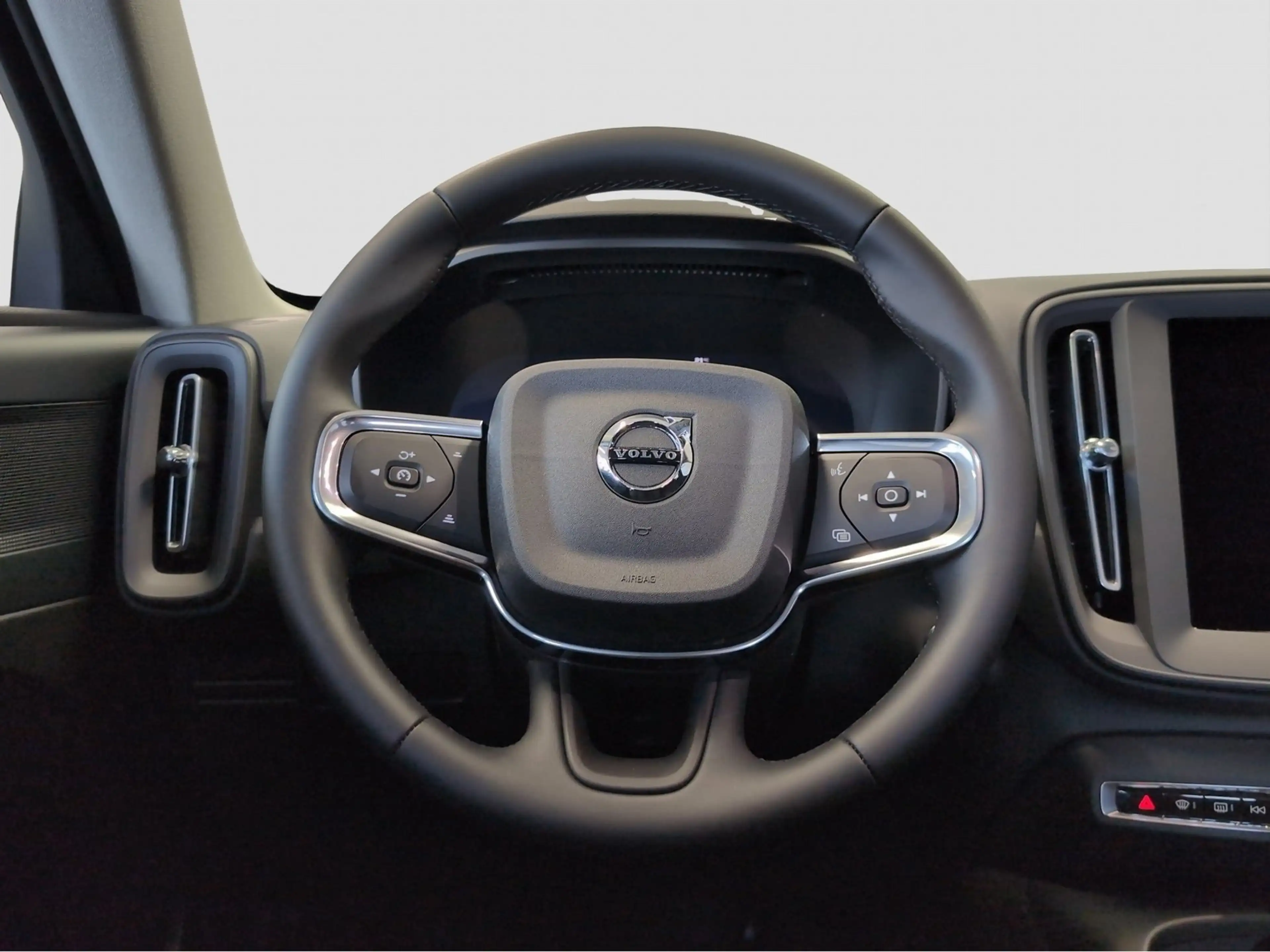 Volvo XC40 +B3+Essential+R-Kamera+PDC-v/h+Lenkradhzg — photo 4