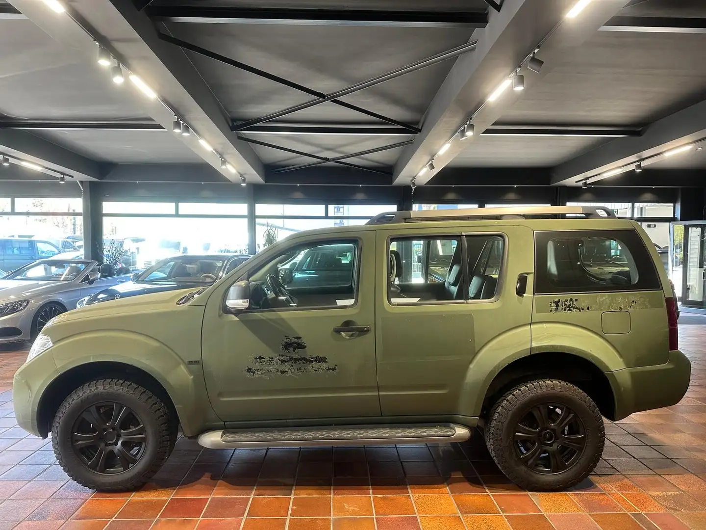 Nissan Pathfinder Stier Bundeswehr 2.5 dCi 4WD Standhzg Schwarz - 2
