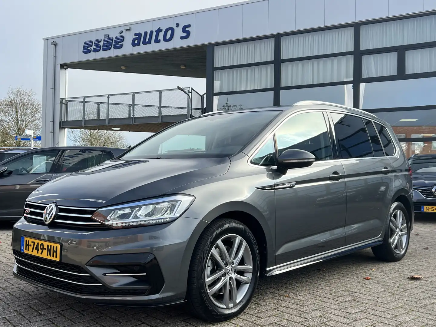 Volkswagen Touran 2.0 TDI DSG Highline Business R R-line Navigatie C Grijs - 1