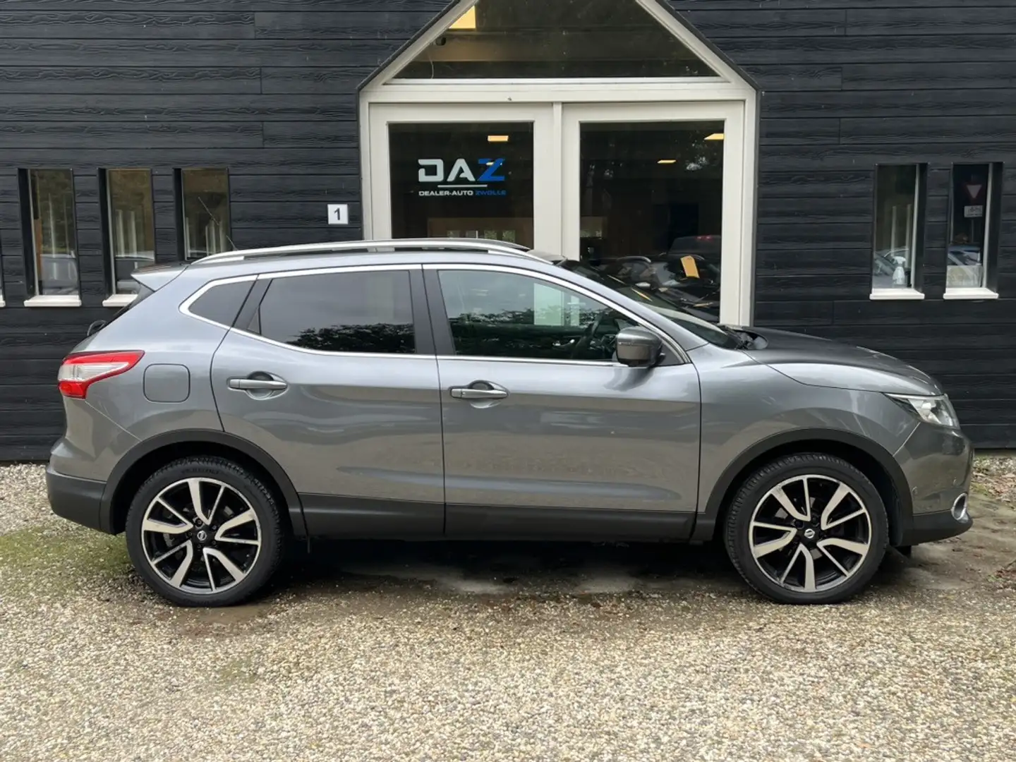 Nissan Qashqai 1.2 Tekna Aut/Ecc/Leer/Navi/Pano Grijs - 2