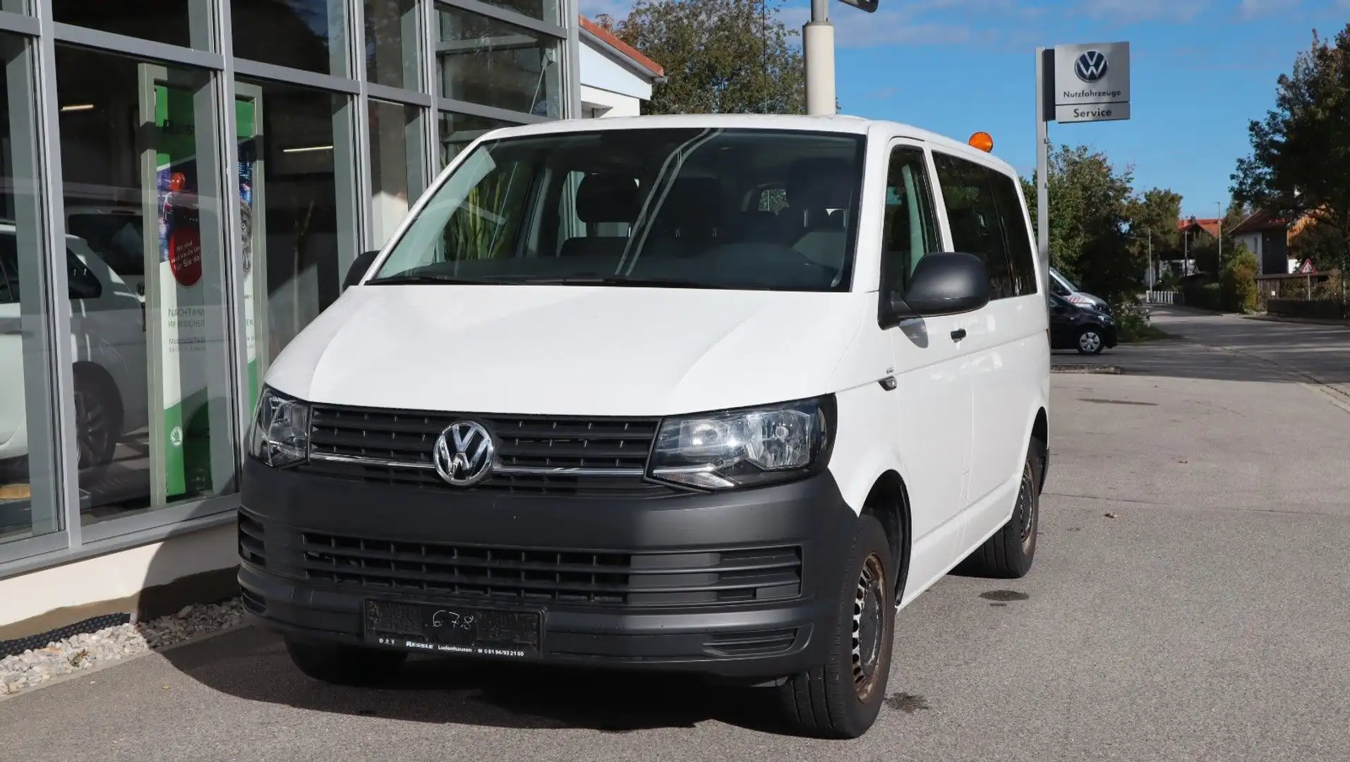 Volkswagen T6 Kombi 9-Sitzer 1,9l TDI 5-Gang Bílá - 1