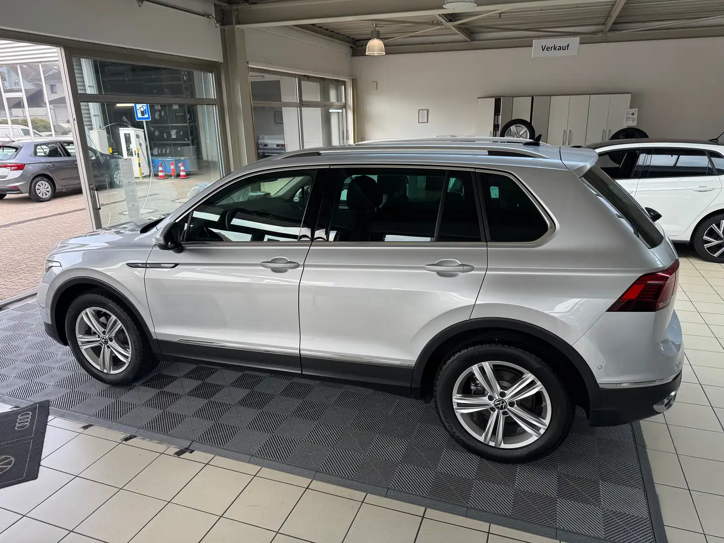 Volkswagen Tiguan Elegance, AHK, 8fach-bereift Silber - 2