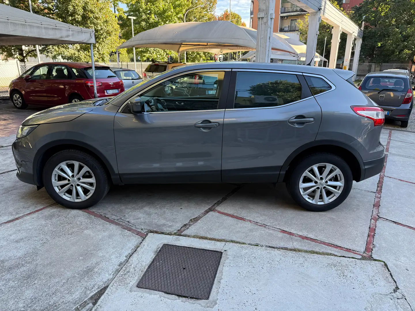 Nissan Qashqai II 2014 1.6 dci N-Vision 2wd 130cv xtronic E6 Grigio - 2