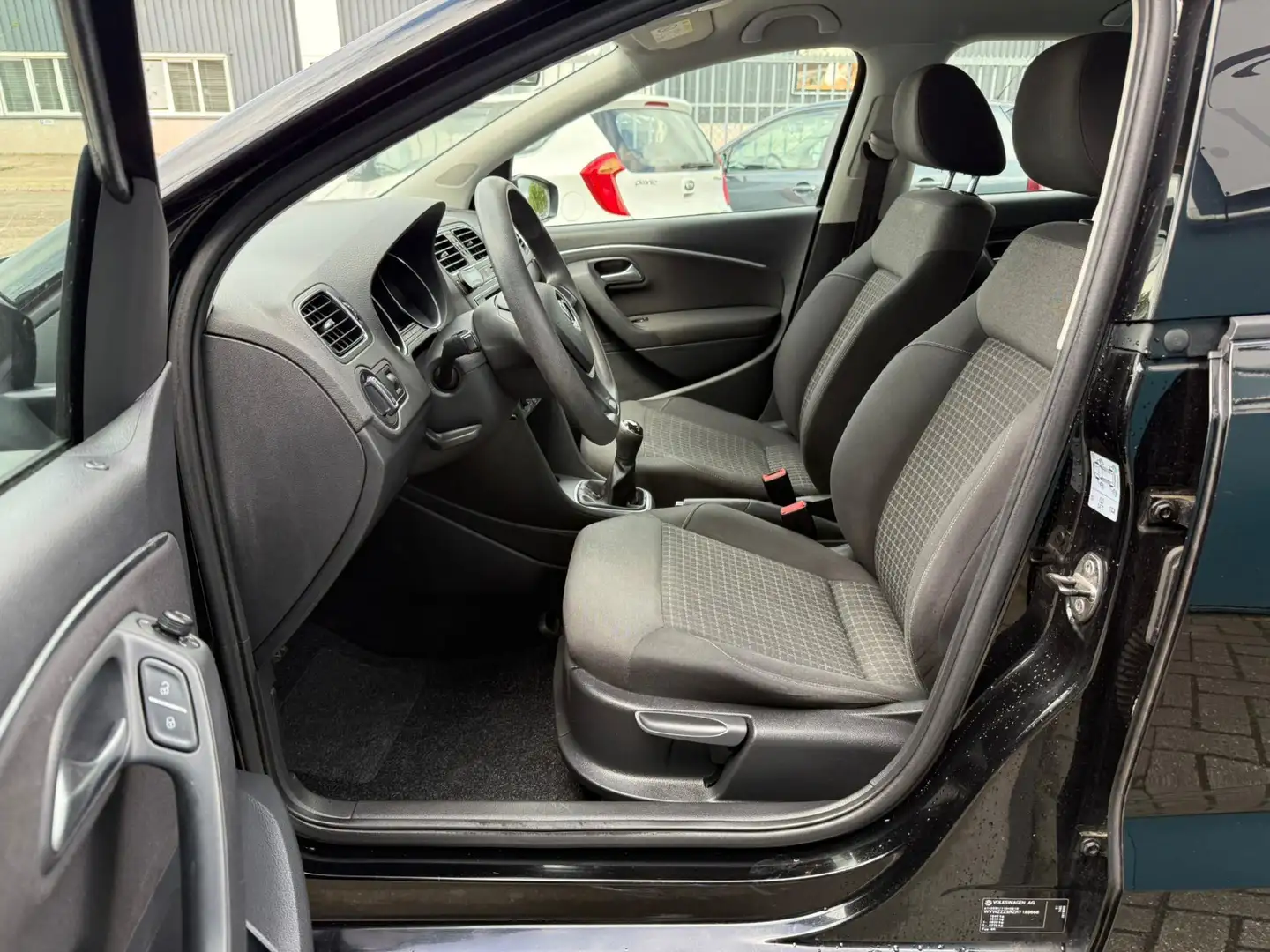 Volkswagen Polo 1.0 Comfortline 5-deurs Airco Cruise control NL Au Noir - 2