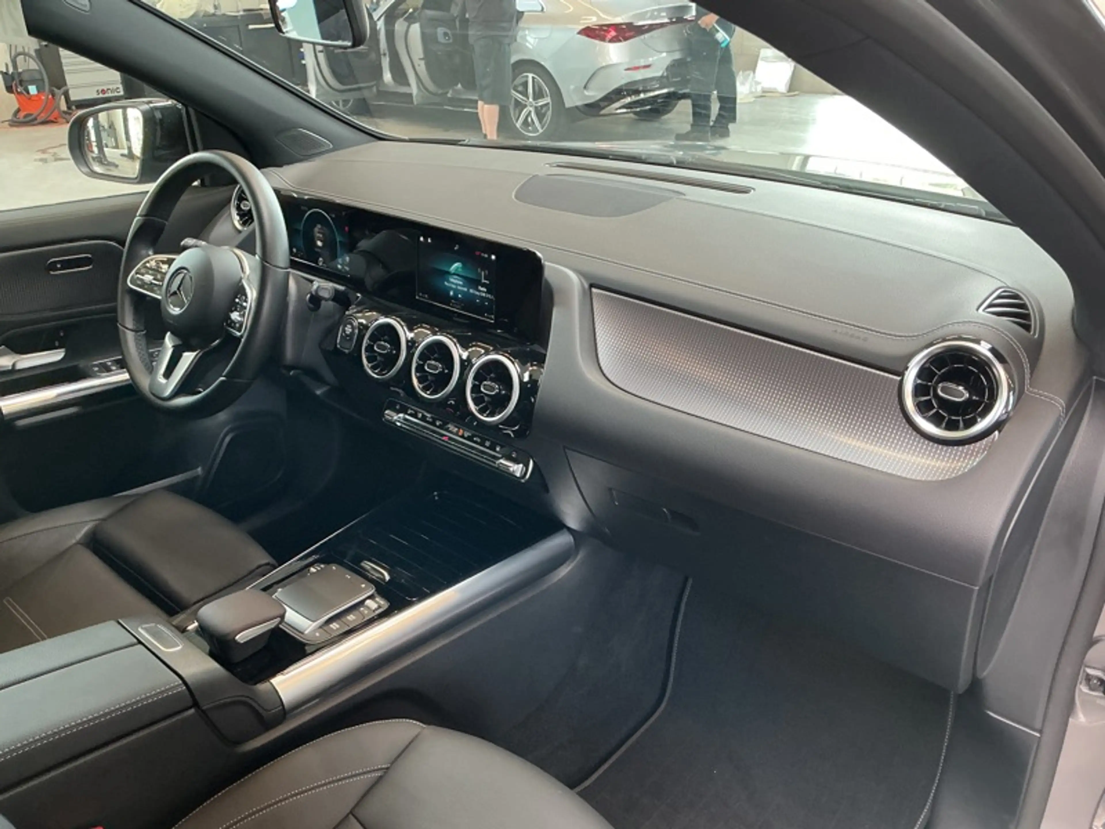 Mercedes-Benz GLA 250 e Luxury Pack Night — photo 15