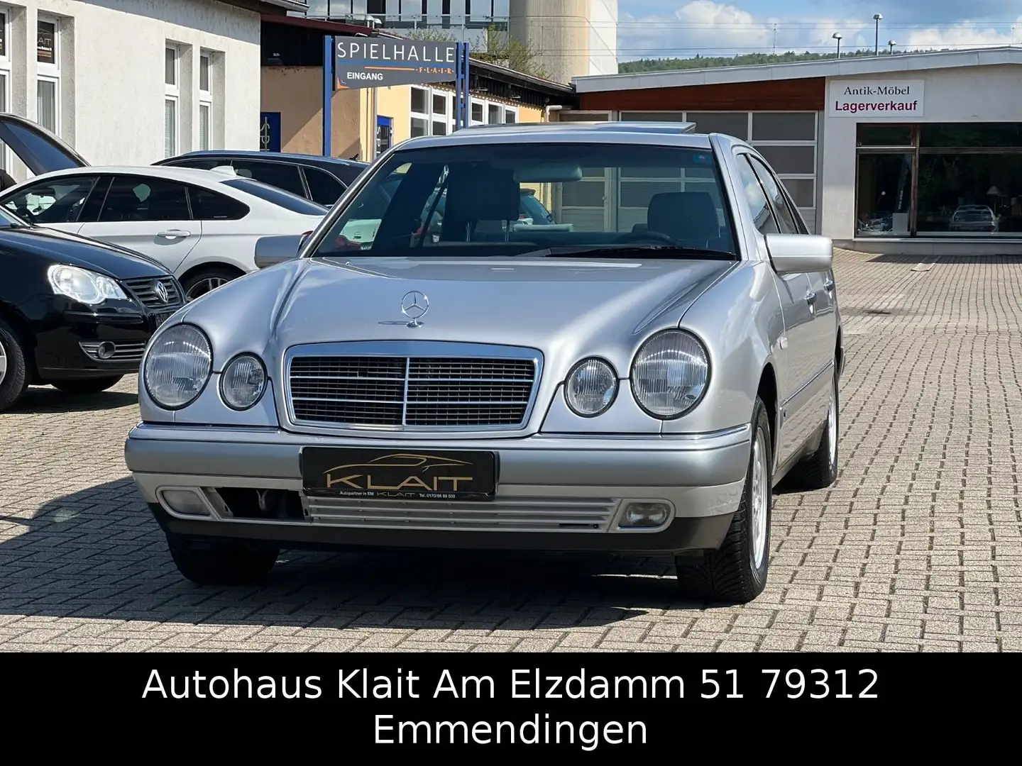Mercedes-Benz E 200 ELEGANCE Automatik Stříbrná - 1