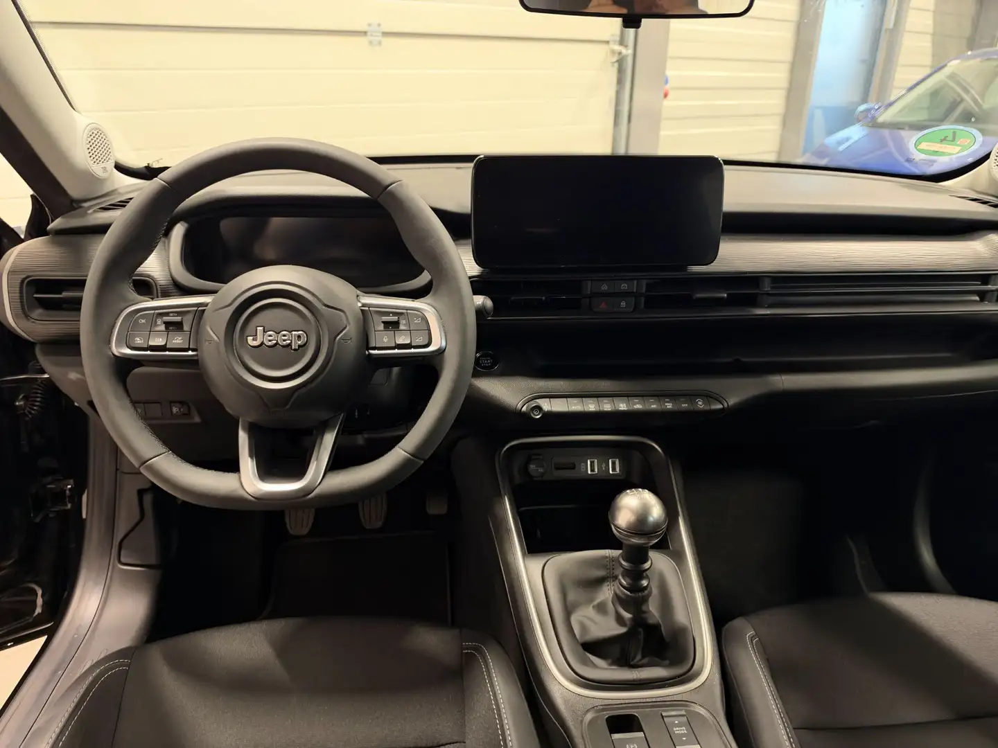 Jeep Avenger 1.2 GSE T3 Altitude Schwarz - 2